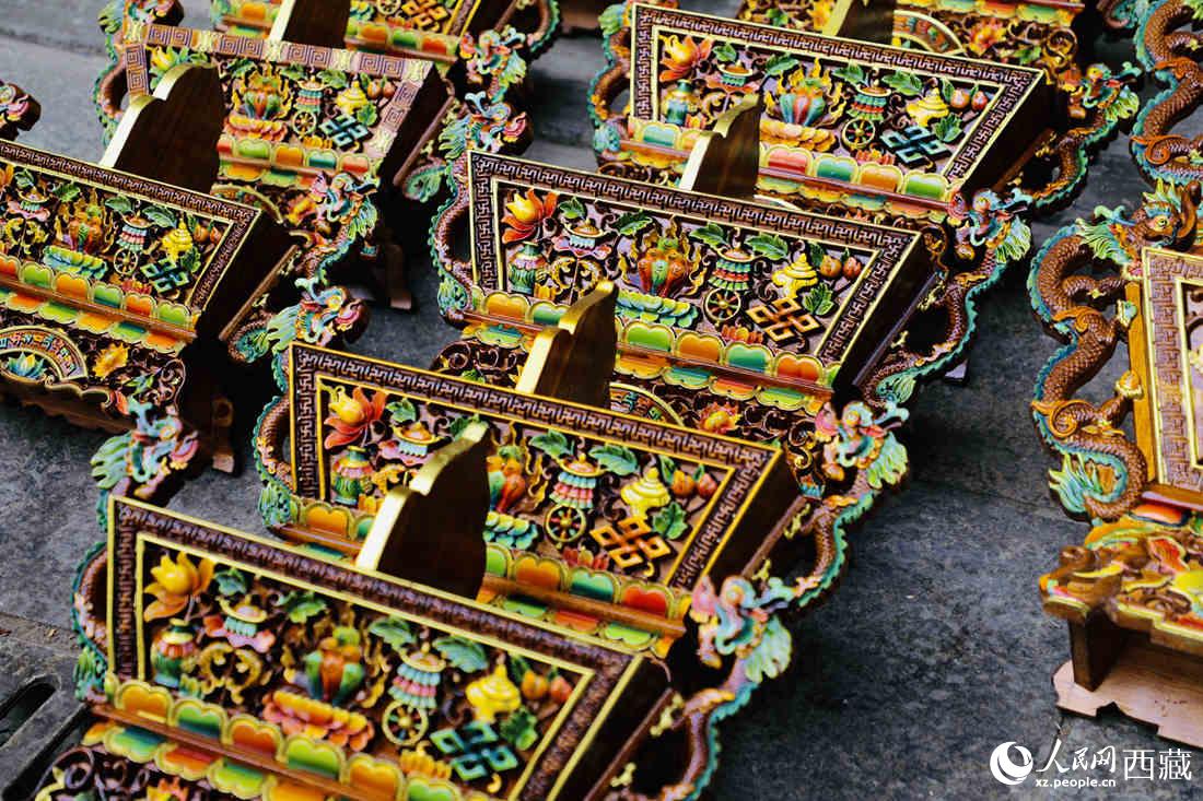 年貨市場上的切瑪盒。（切瑪盒是藏歷新年吉祥物，是在精制斗型木盒中用隔板分開，分別盛入炒麥粒和糌粑，插上“仔卓”，象征著人壽年豐、吉祥如意。）人民網(wǎng) 次仁羅布攝
