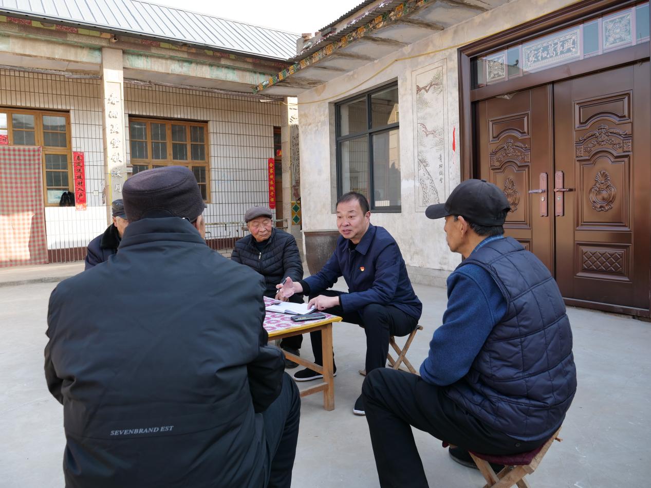 2023年全國兩會前夕，全國人大代表、廣平縣后南陽堡村黨支部書記王建廣和村民座談。（受訪者供圖）