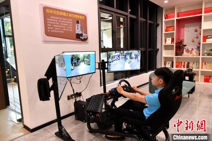 圖為福州中天社區(qū)工作人員正在利用5G技術(shù)，遠(yuǎn)程操控機(jī)器人巡視社區(qū)。　呂明 攝