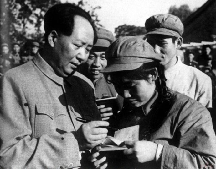 1952年，毛澤東為志愿軍歸國代表團(tuán)文藝戰(zhàn)士代表謝秀民簽名留念。