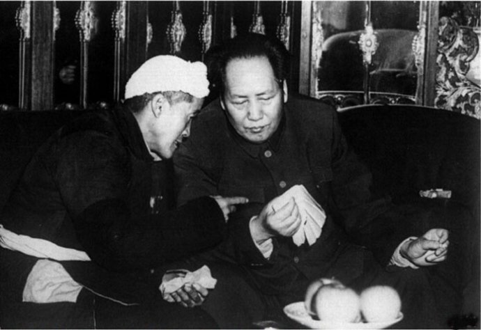1952年，毛澤東與陜甘寧邊區(qū)勞動(dòng)模范楊步浩親切交談。