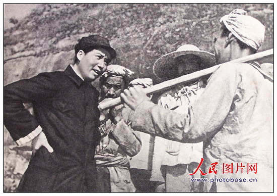 1939年，毛澤東同志在延安和楊家?guī)X農(nóng)民親切談話。