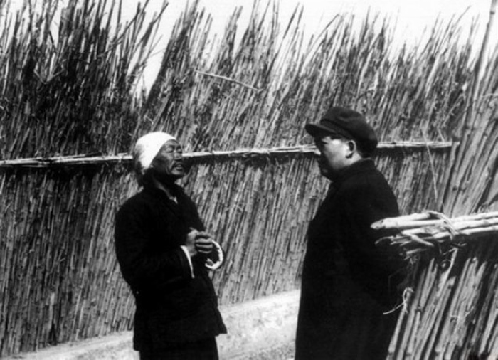 1952年，毛主席在北京近郊訪問農(nóng)民。
