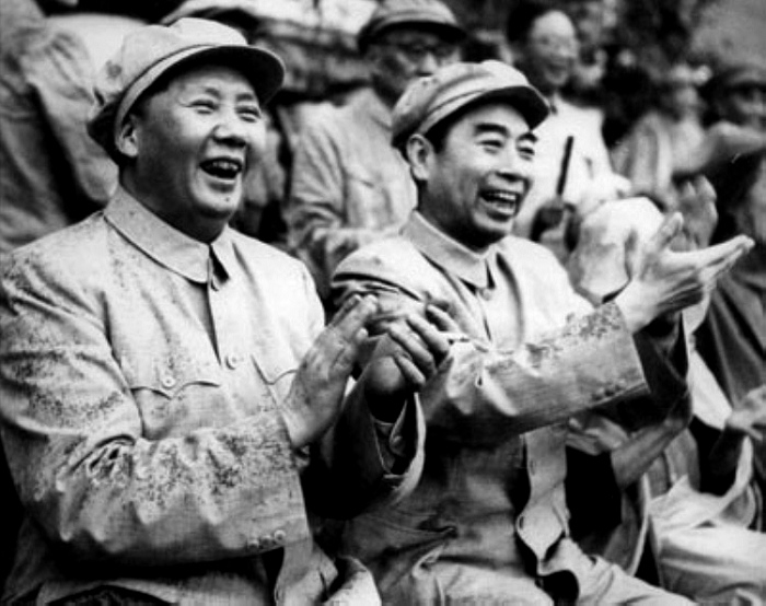 1952年，毛主席在北京與周總理冒雨觀看解放軍體育比賽。