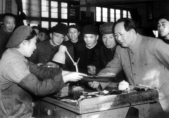 1956年，毛澤東視察南京無線電廠。