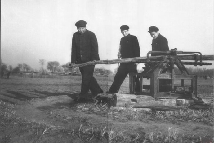 1954年，毛澤東在順義縣農(nóng)村視察。