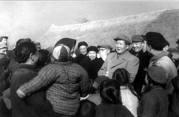 1955年，毛澤東在南京郊區(qū)饒辰鄉(xiāng)十月農(nóng)業(yè)合作社和群眾交談。
