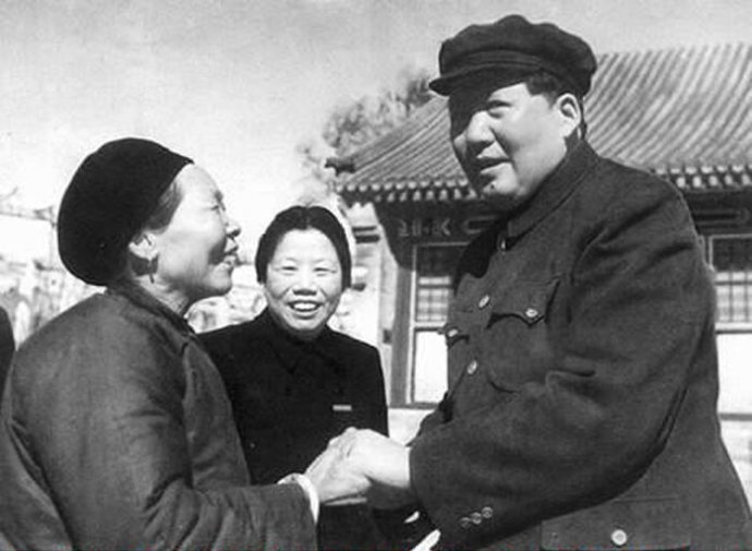 1954年，毛澤東接見抗美援朝英雄黃繼光的母親鄧芳芝。