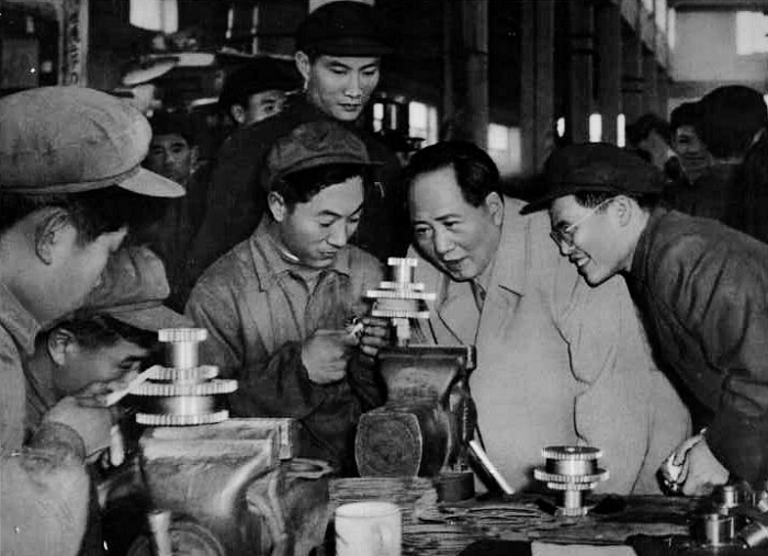 1956年，毛主席在天津視察工廠。