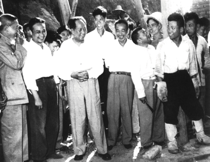 1958年，毛主席在湖北視察武昌第一紗廠(現(xiàn)武漢國(guó)棉六廠)。