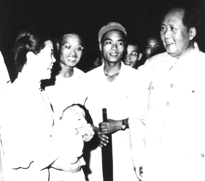1957年，毛主席在湖北武漢長(zhǎng)江大橋上與群眾交談。