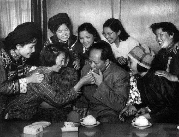 1957年，毛澤東和中國(guó)新民主主義青年團(tuán)第三次全國(guó)代表大會(huì)的“三大”代表在一起。攝影：洪克
