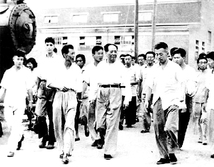 1958年，毛主席在湖北視察武漢重型機(jī)床廠。