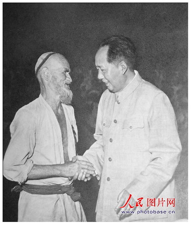1958年，毛澤東和維吾爾族老人庫(kù)爾班·吐魯木親切握手。