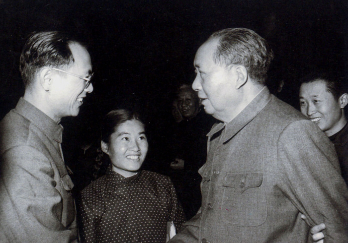 1965年，毛主席在北京與生物化學(xué)家彭加木親切握手交談。攝影：錢嗣杰