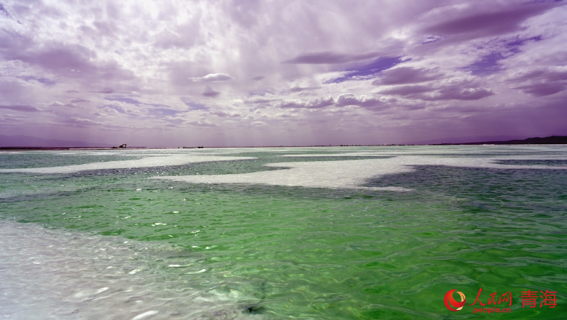 陽光映照下的翡翠湖。人民網(wǎng) 況玉攝