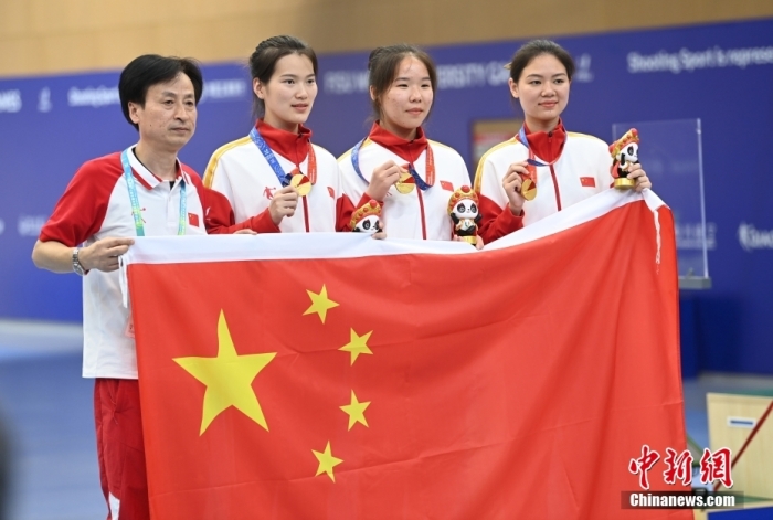 8月1日，第31屆世界大學(xué)生夏季運(yùn)動(dòng)會(huì)女子25米手槍團(tuán)體決賽在四川成都舉行，中國隊(duì)獲得冠軍。圖為中國隊(duì)選手熊亞瑄(左二)、林雅茜(右二)、王珂怡(右一)等站在領(lǐng)獎(jiǎng)臺(tái)上合影。<a target='_blank' href='/'><p  align=