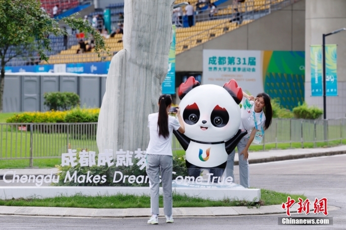 志愿者在比賽場館外與吉祥物景觀合影。<a target='_blank' href='/'><p  align=