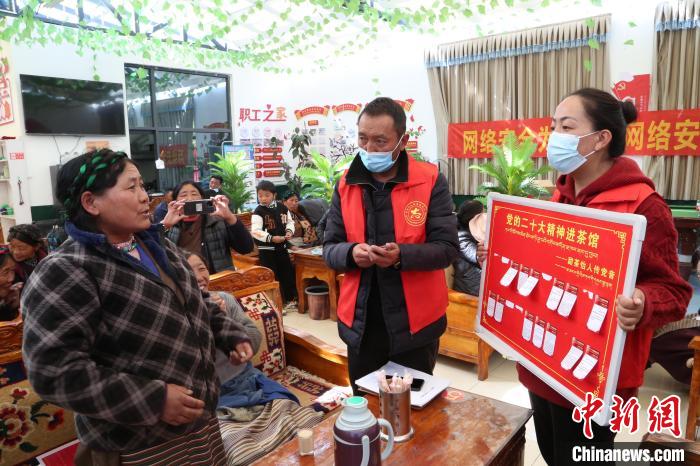 圖為瓊結(jié)縣村民參與問答。　倫珠澤仁 攝