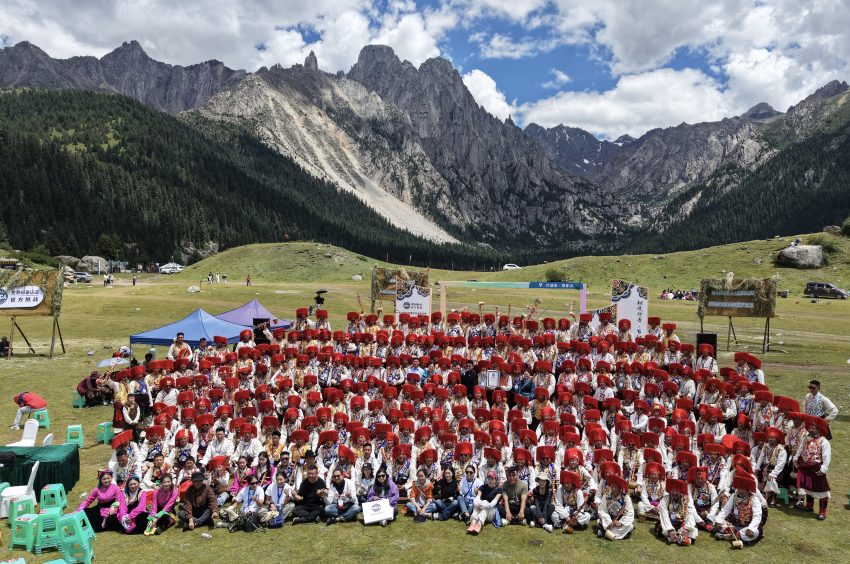 挑戰(zhàn)成功合影。巴塘縣委宣傳部供圖