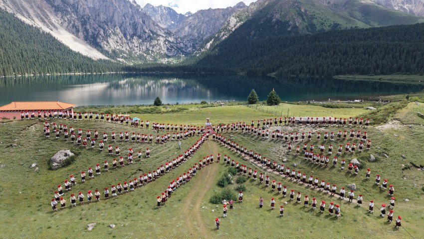 “最大規(guī)模弦胡演奏”世界紀(jì)錄挑戰(zhàn)現(xiàn)場(chǎng)。巴塘縣委宣傳部供圖